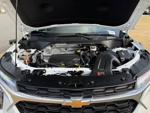 Used 2025 Chevrolet Trax LT image 31