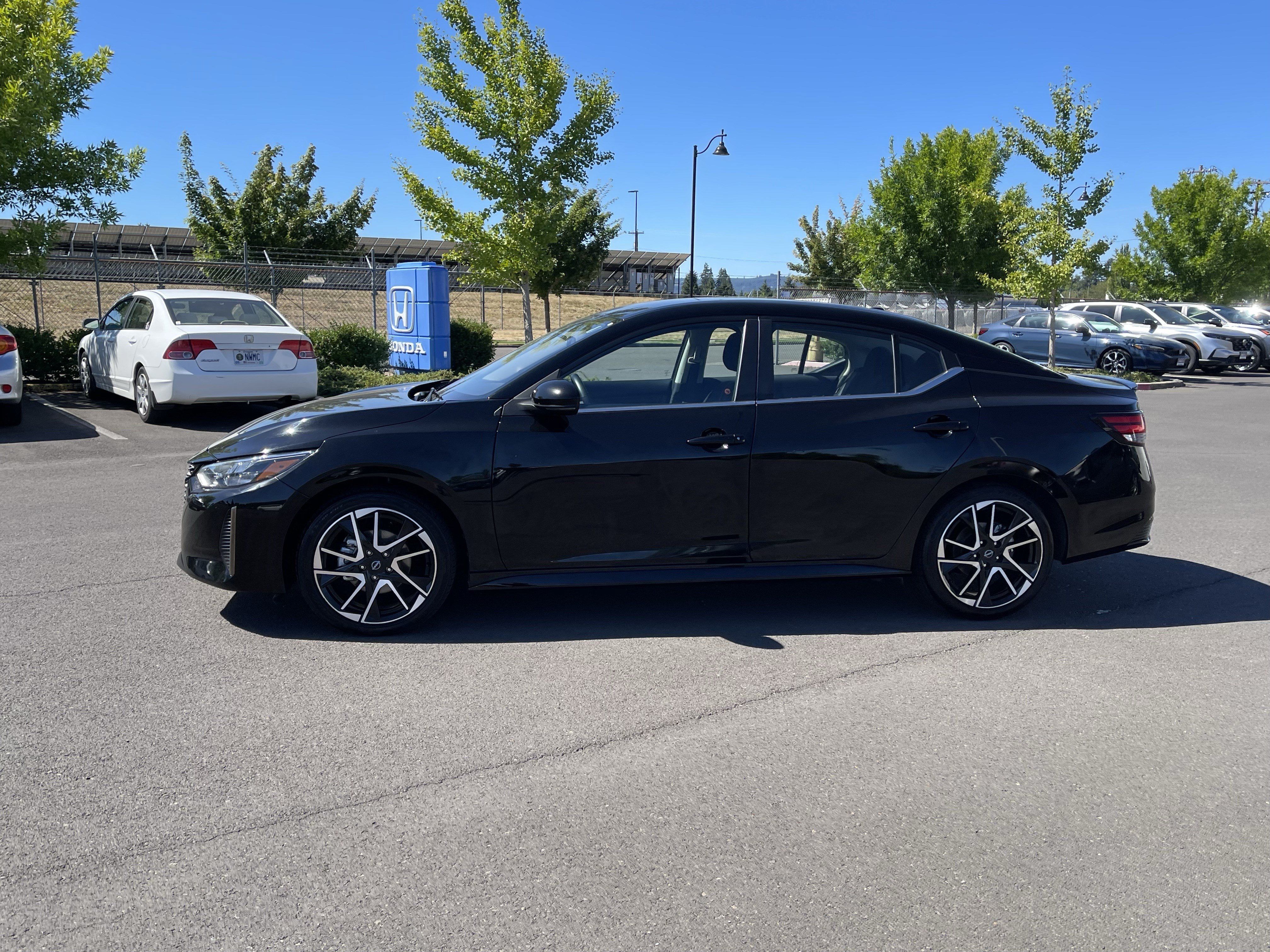 Used 2025 Nissan Sentra SR FWD image 2