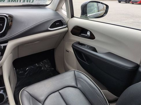 Used 2022 Chrysler Pacifica Limited image 18