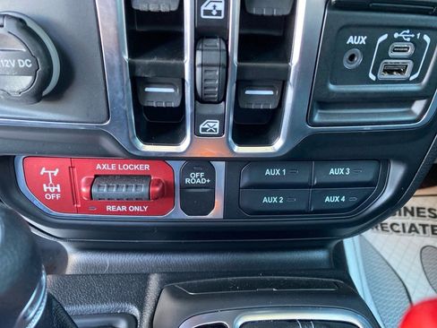 Used 2025 Jeep Wrangler Willys image 11