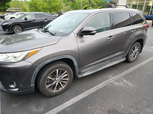 Used 2019 Toyota Highlander XLE image 3