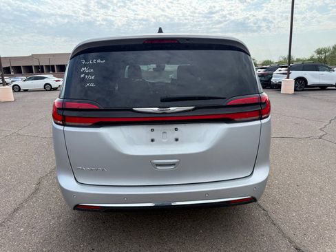 Used 2024 Chrysler Pacifica Touring-L FWD image 6