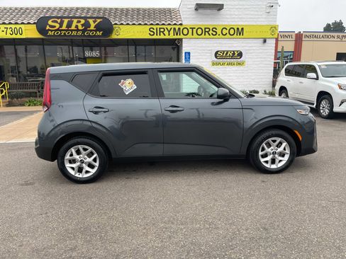 Used 2020 Kia Soul S image 2