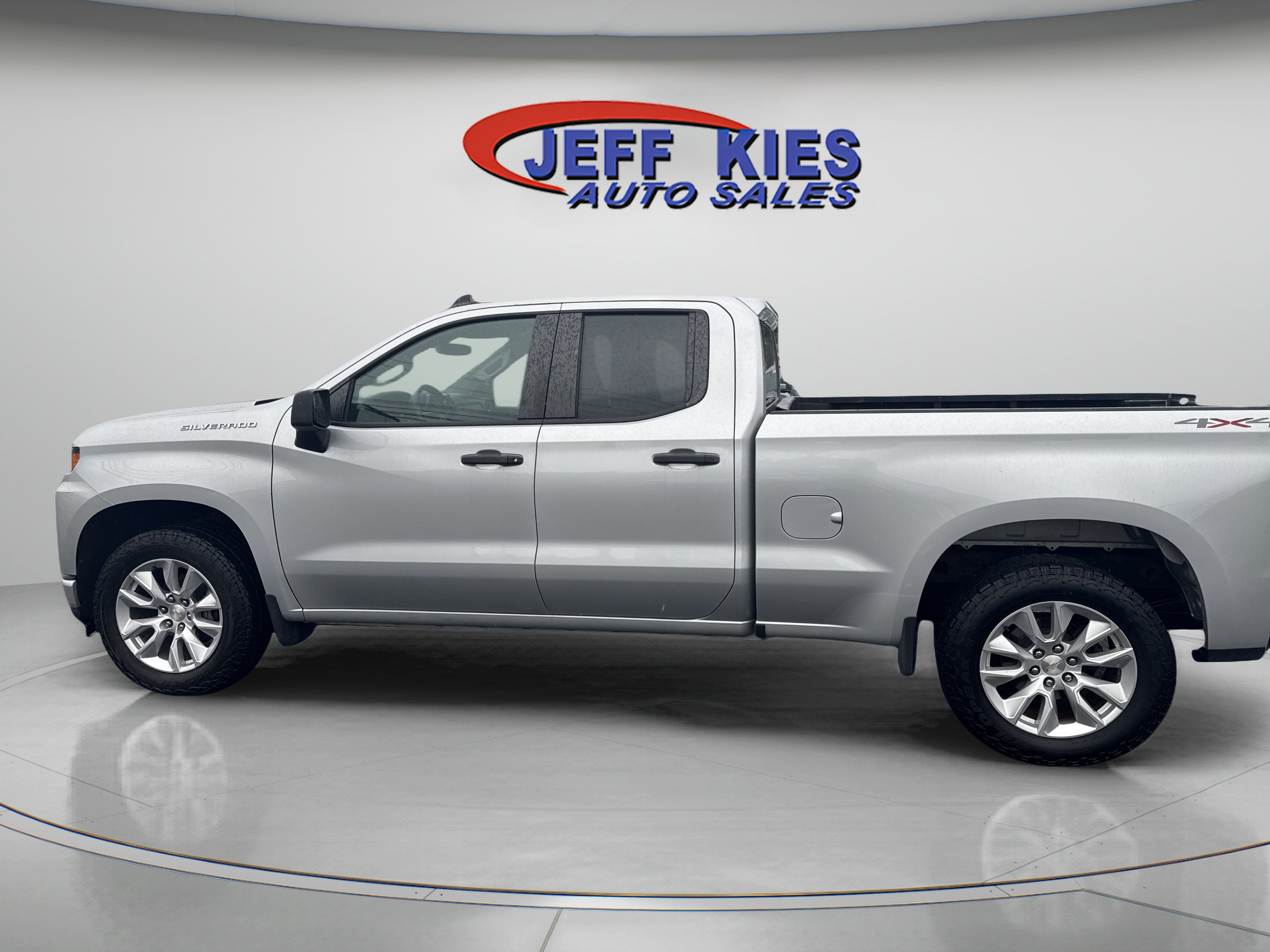 Used 2020 Chevrolet Silverado 1500 Custom w/ Custom Value Package AWD/4WD image 9