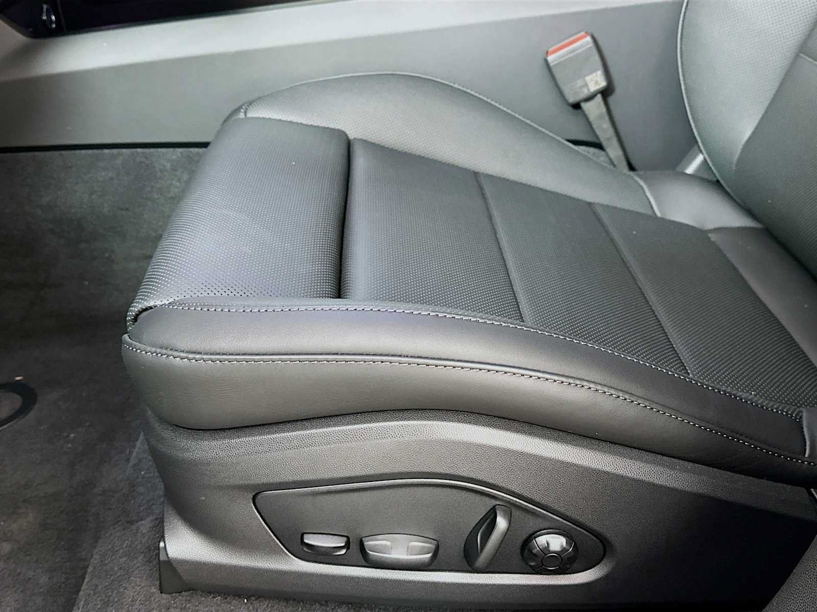 Used 2026 Porsche Macan Electric RWD image 12