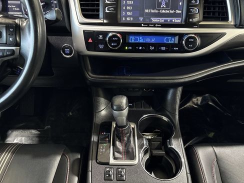 Used 2019 Toyota Highlander SE FWD image 20