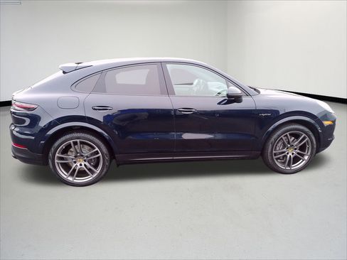 Used 2023 Porsche Cayenne Platinum Edition image 6