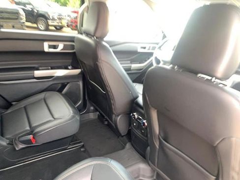 Used 2022 Ford Explorer XLT w/ Equipment Group 202A image 10
