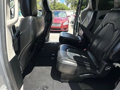 Used 2019 Chrysler Pacifica Touring-L FWD image 23