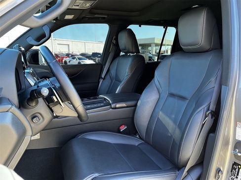 Used 2024 Lexus LX 600 4WD w/ Luxury Package image 23