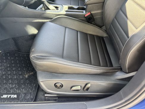 Certified 2024 Volkswagen Jetta SE w/ Panoramic Sunroof Package image 18