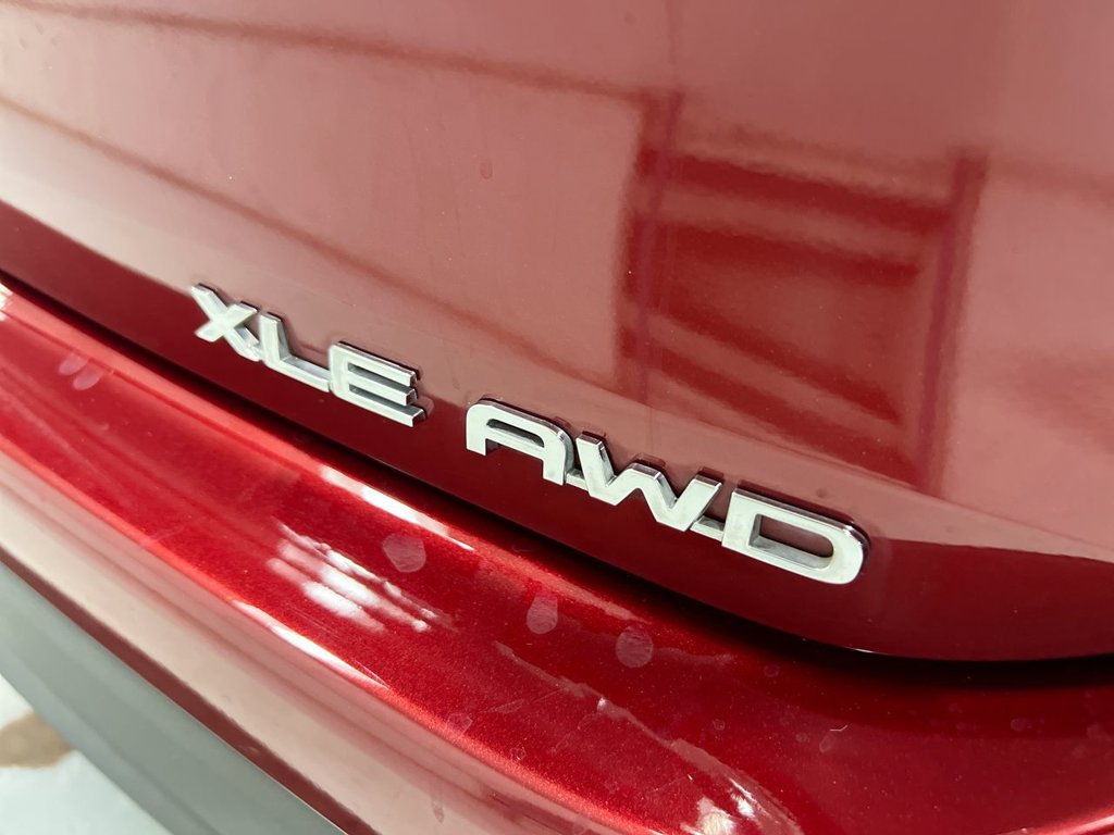 Used 2021 Toyota Highlander XLE AWD/4WD image 28