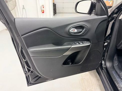 Used 2020 Jeep Cherokee Limited image 21