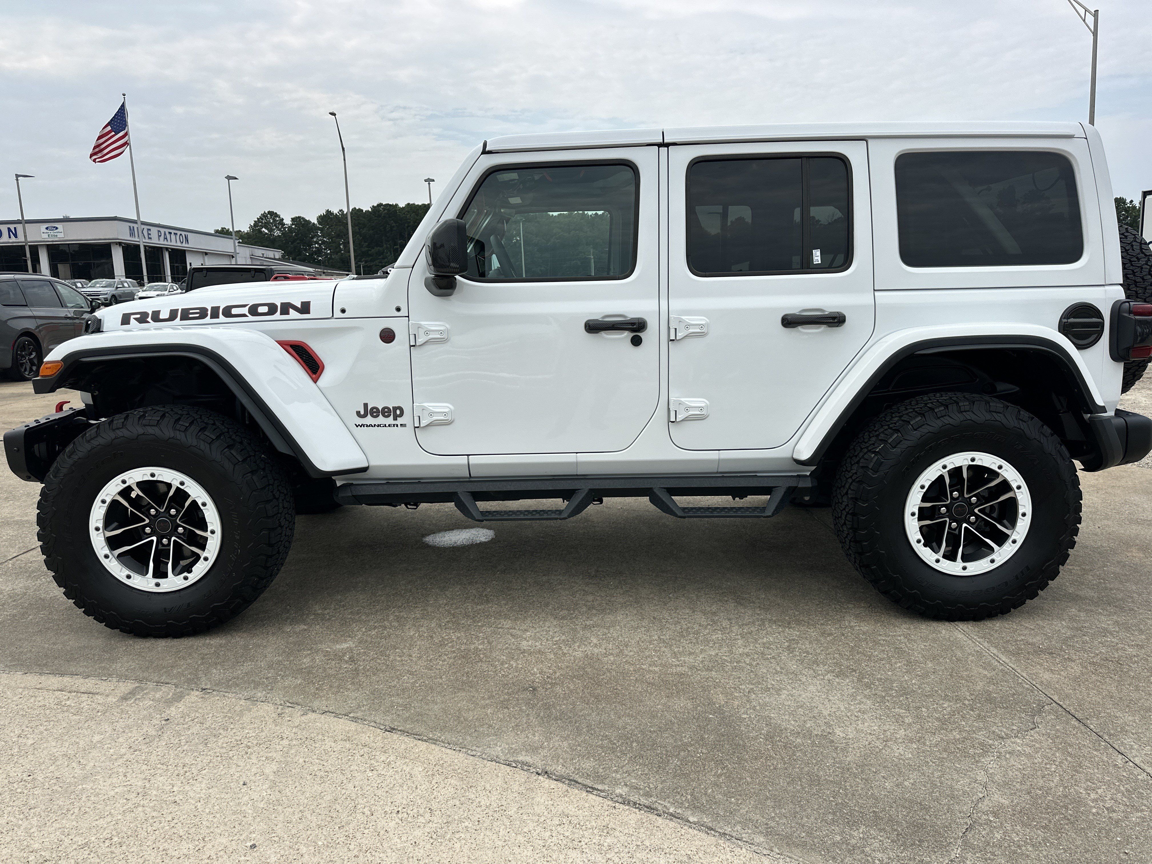 Used 2025 Jeep Wrangler Unlimited Rubicon AWD/4WD image 9