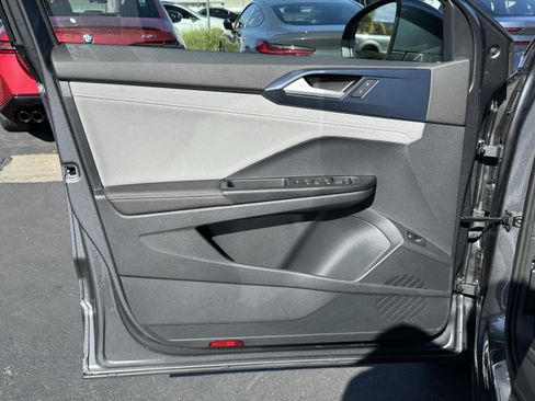 Used 2024 Volkswagen Taos SE w/ Panoramic Sunroof Package FWD image 13