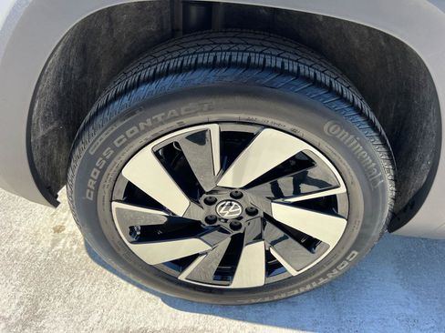 Used 2025 Volkswagen Atlas Cross Sport SE FWD image 17