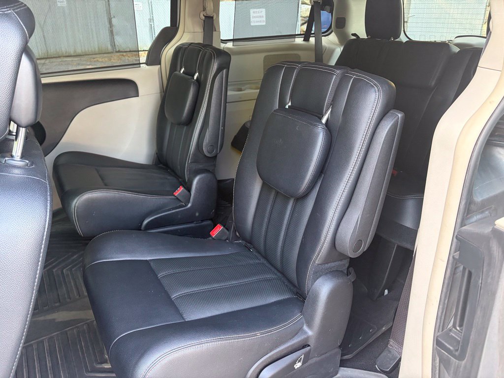 Used 2016 Chrysler Town & Country Touring-L w/ Driver Convenience Group FWD image 20