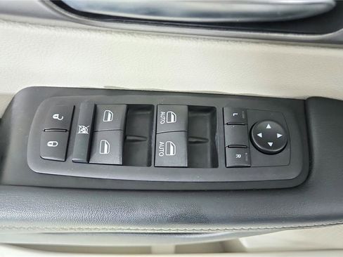 Used 2023 Chrysler Pacifica Touring-L FWD image 10