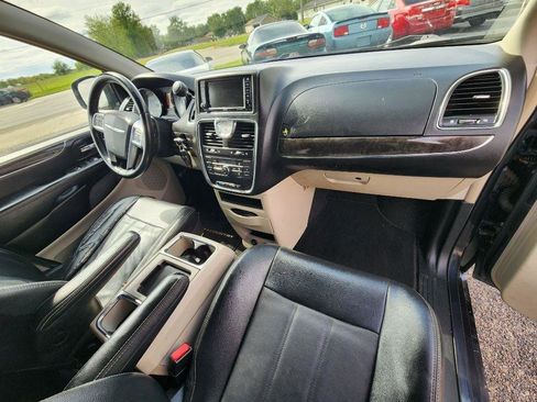 Used 2013 Chrysler Town & Country Touring FWD image 16