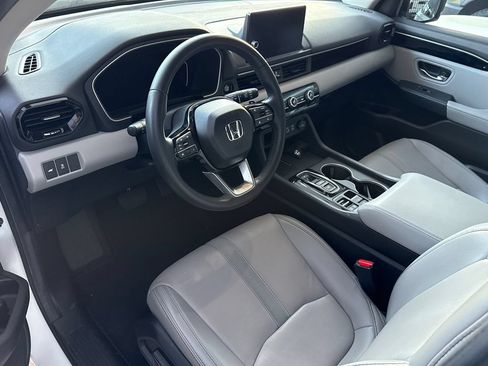 Used 2025 Honda Pilot Touring image 10