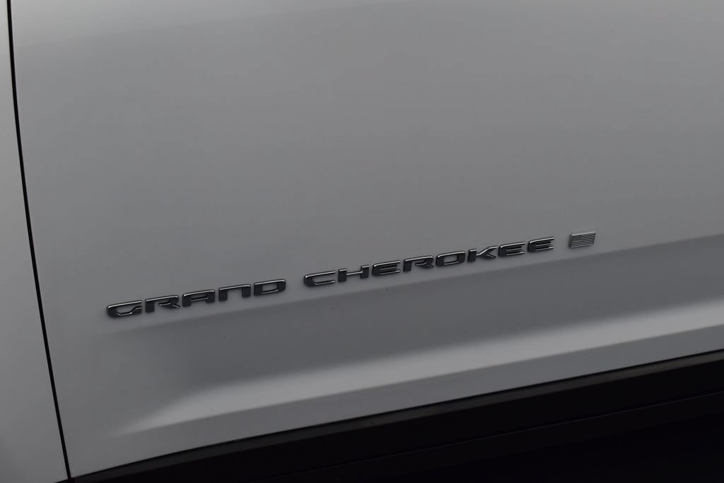 Used 2023 Jeep Grand Cherokee Laredo AWD/4WD image 24