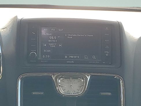 Used 2014 Chrysler Town & Country Touring-L FWD image 14