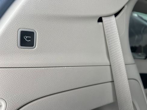 Used 2023 Chrysler Pacifica Touring-L image 9