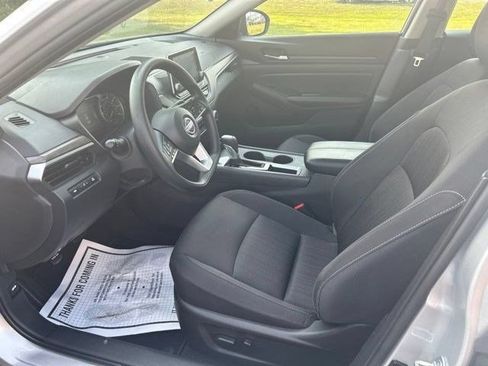 Used 2025 Nissan Altima 2.5 SV FWD image 11
