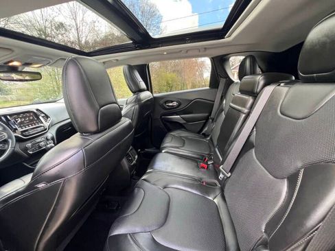 Used 2019 Jeep Cherokee Limited w/ Luxury Group FWD image 12