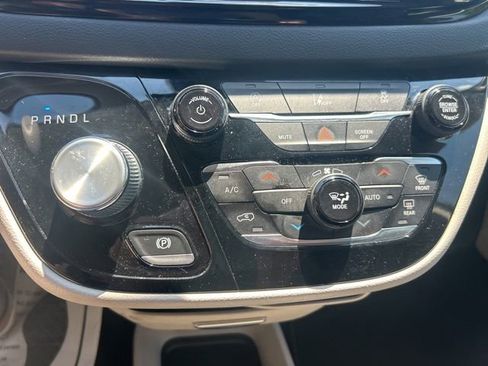 Used 2022 Chrysler Pacifica Touring-L FWD image 15