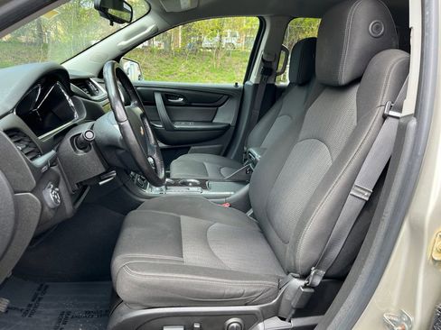 Used 2016 Chevrolet Traverse LT w/ Style and Technology Package FWD image 9