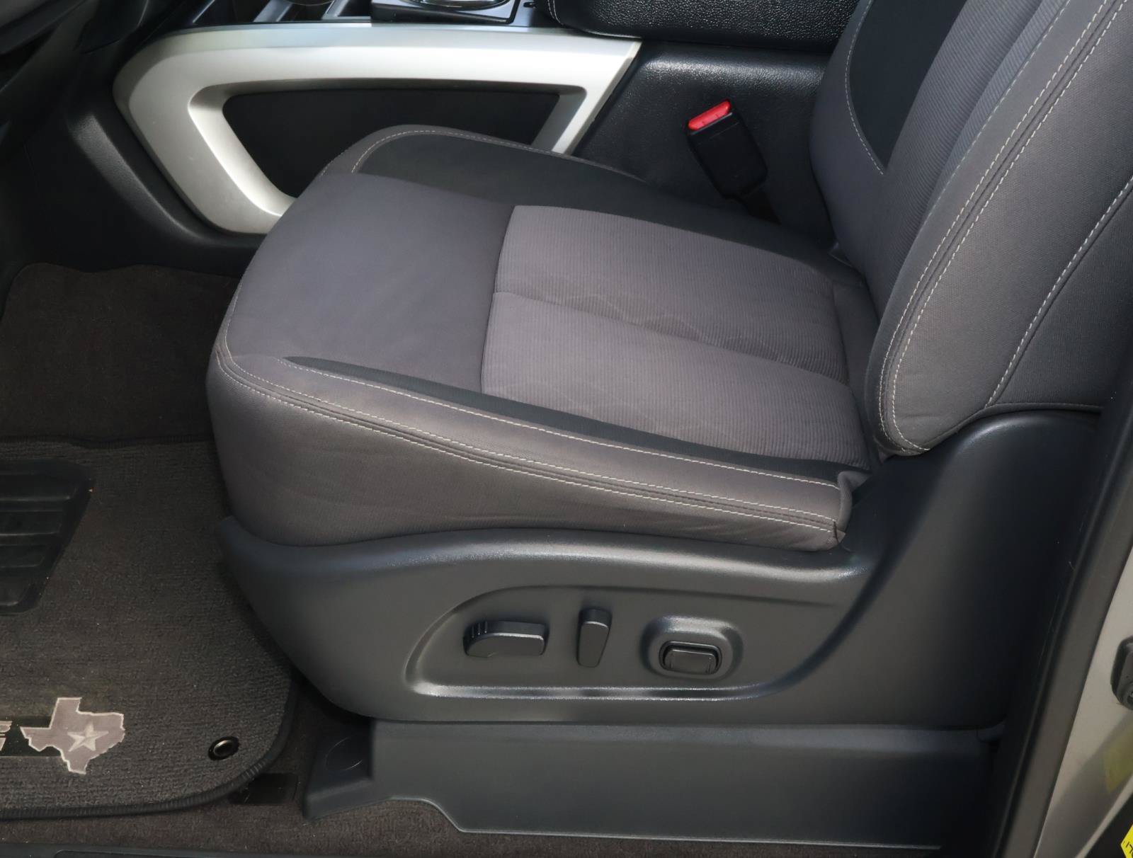 Used 2022 Nissan Titan SV w/ SV Convenience Package RWD image 19