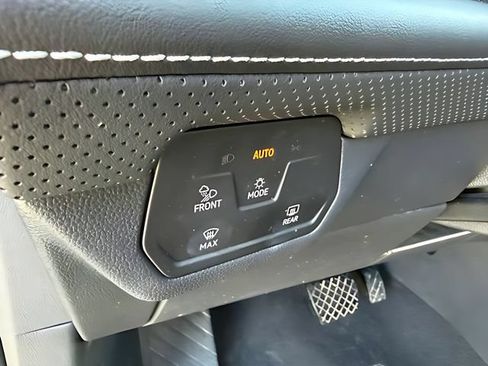 Used 2025 Volkswagen Atlas Cross Sport SE AWD/4WD image 16