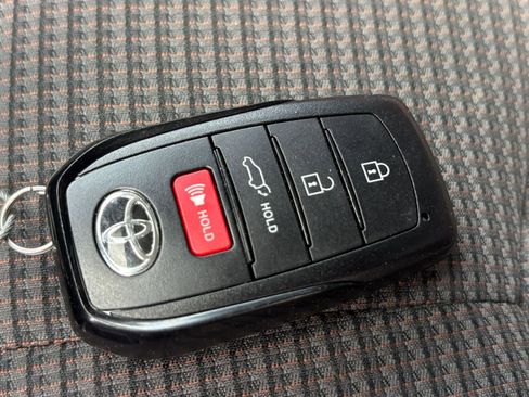 Used 2025 Toyota Highlander LE FWD image 21