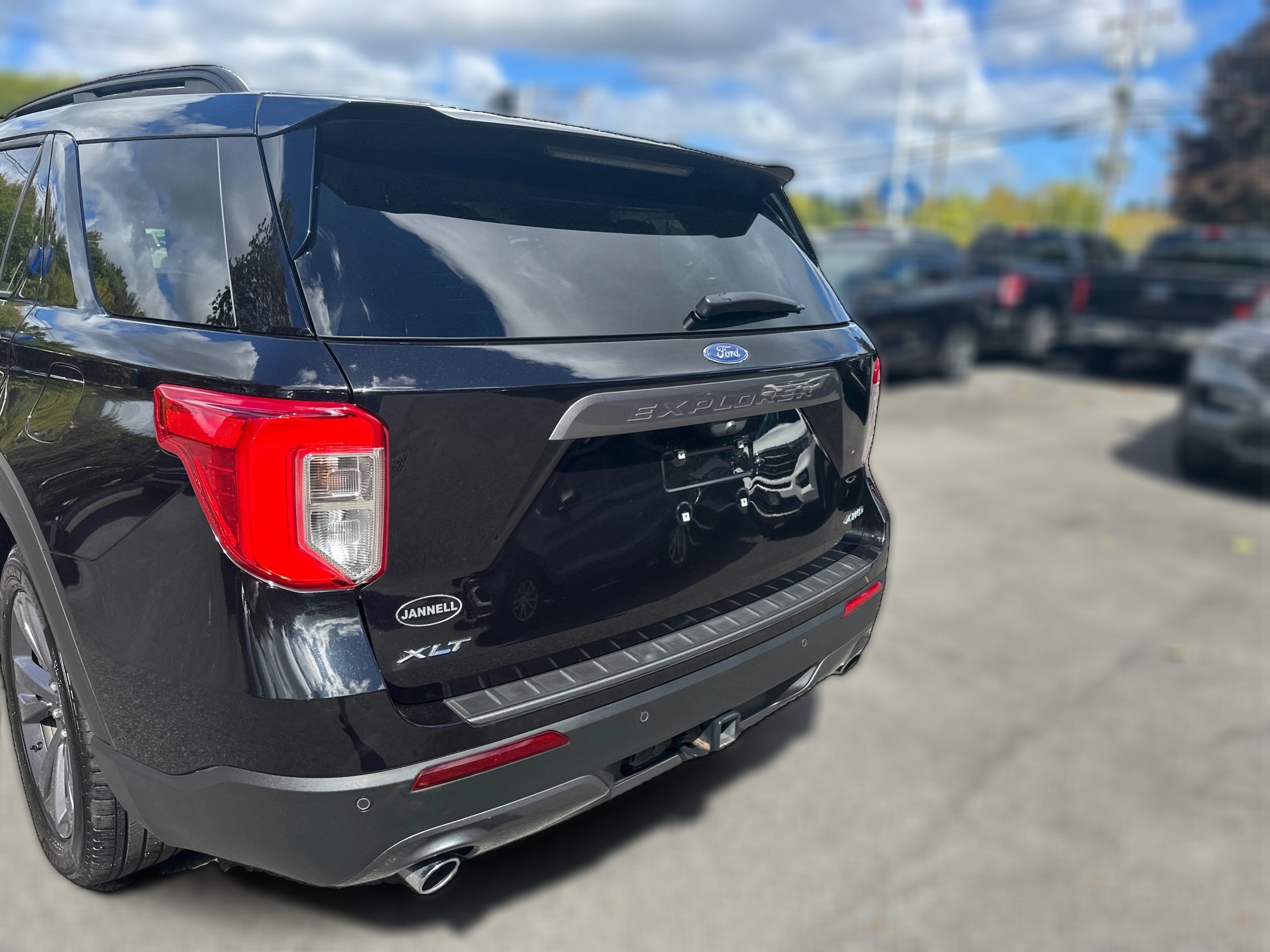 Used 2023 Ford Explorer XLT w/ Equipment Group 202A AWD/4WD image 24