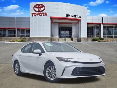 Used 2025 Toyota Camry LE FWD image 1