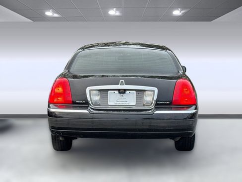 Used 2007 Lincoln Town Car Executive L image 9