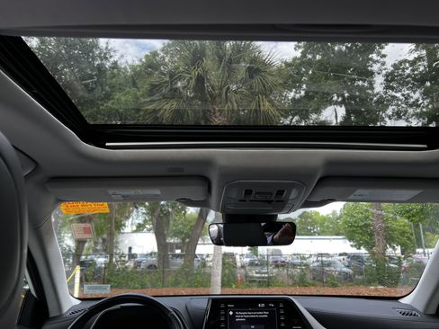 Used 2021 Toyota Highlander XLE AWD/4WD image 34