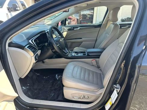 Used 2017 Ford Fusion SE w/ Fusion SE Technology Package image 15