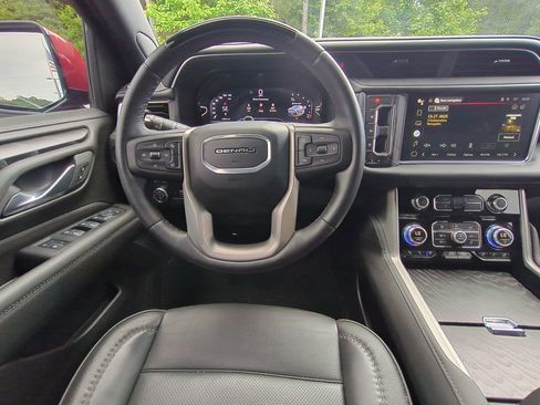 Used 2024 GMC Yukon Denali w/ Advanced Technology Package AWD/4WD image 19