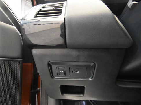 Used 2020 Land Rover Discovery SE AWD/4WD image 29