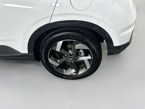 Used 2025 Hyundai Venue SEL FWD image 11