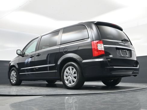 Used 2015 Chrysler Town & Country Touring image 12
