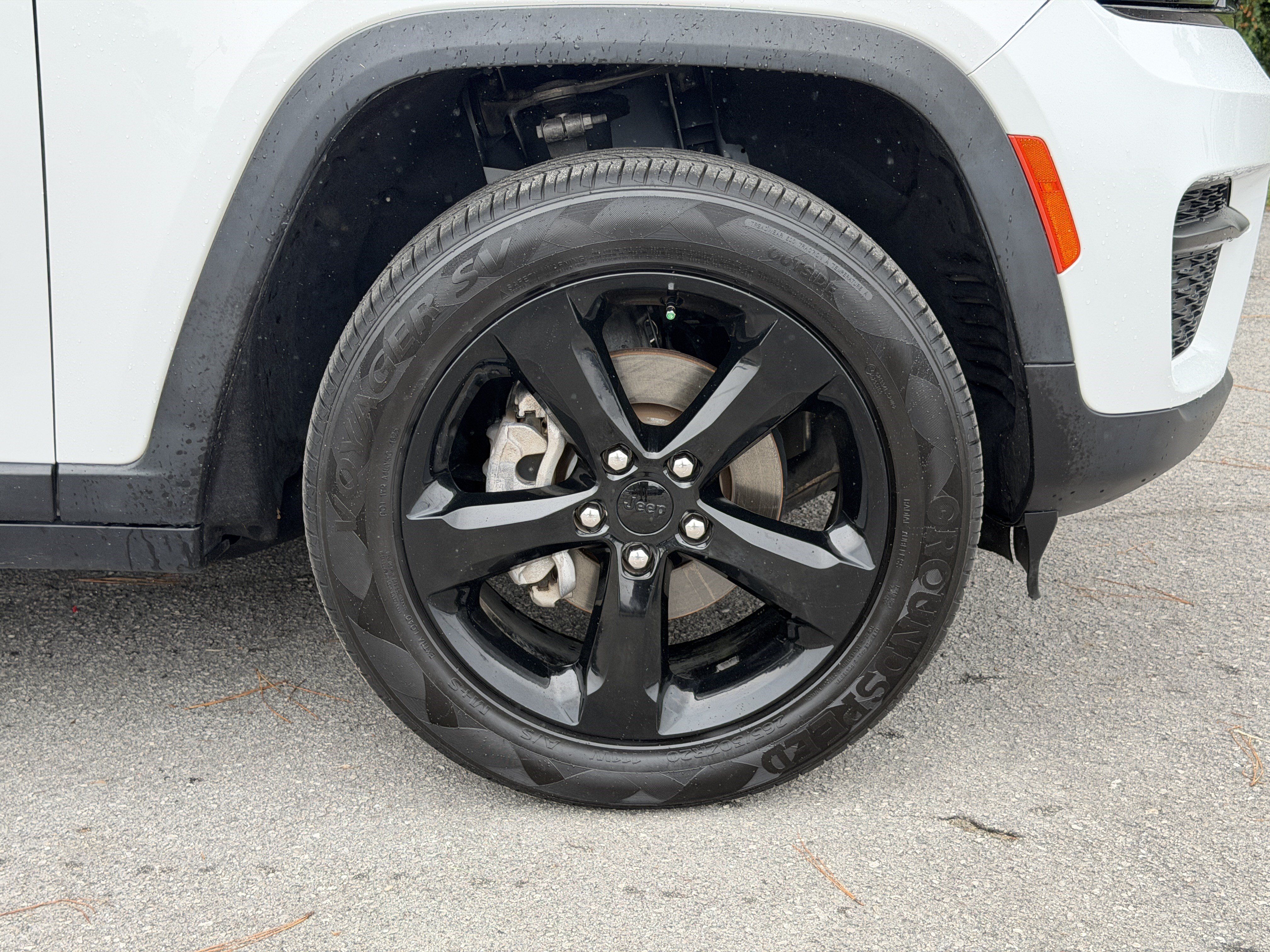 Used 2024 Jeep Grand Cherokee Altitude RWD image 11