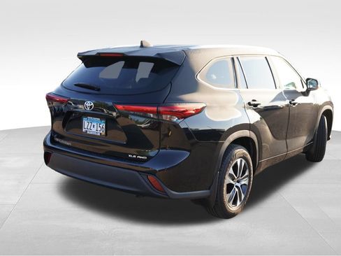 Used 2021 Toyota Highlander XLE AWD/4WD image 3