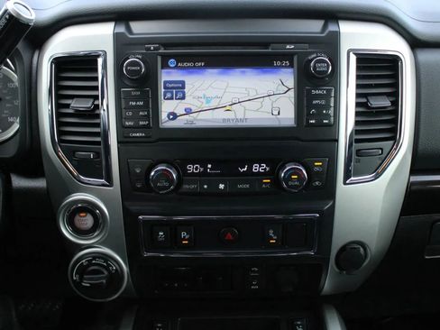 Used 2018 Nissan Titan SV w/ SV Convenience Package image 22