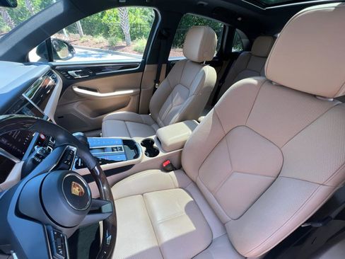 Certified 2025 Porsche Macan image 5