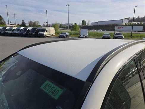 Used 2025 Mercedes-Benz GLC 350e 4MATIC image 14