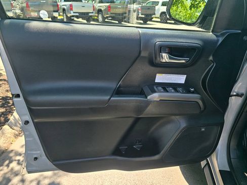 Used 2018 Toyota Tacoma TRD Off-Road AWD/4WD image 16