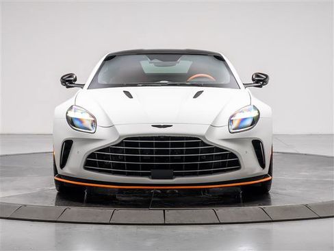 Used 2025 Aston Martin V8 Vantage Coupe image 6